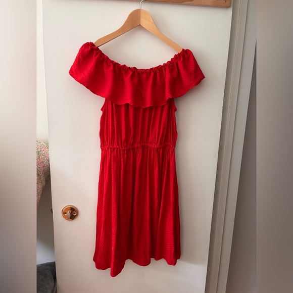 Beautiful Red Off-Shoulder Dress - Picture 3 of 4